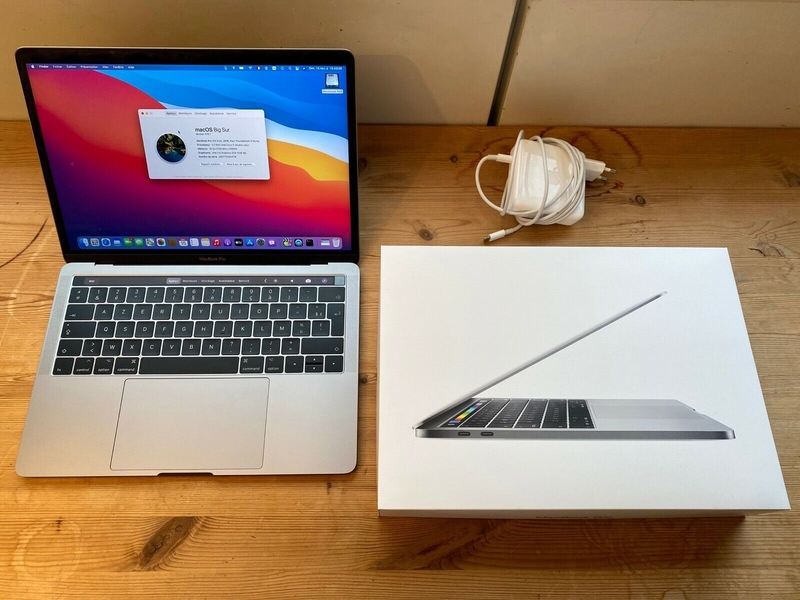 Apple 13" MacBook Pro with Touch Bar, 2.4GHz Quad-Core Intel Core i5, 16GB RAM,  - Изображение #1, Объявление #1699874